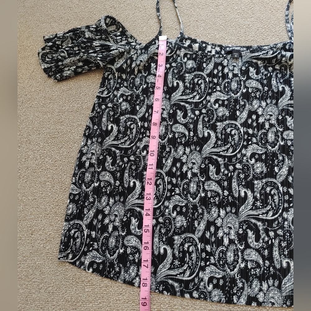 Express paisley print cold shoulder pleated top - Picture 6 of 7